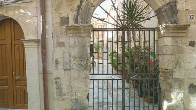 Dione Design Triple Stay